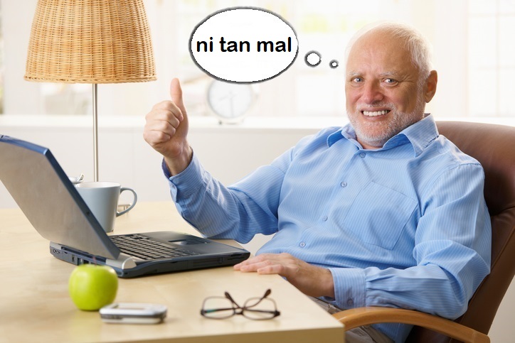 Persona mayor de 70 años sonriendo mientras mira en ordenador precios dentales Ourense.